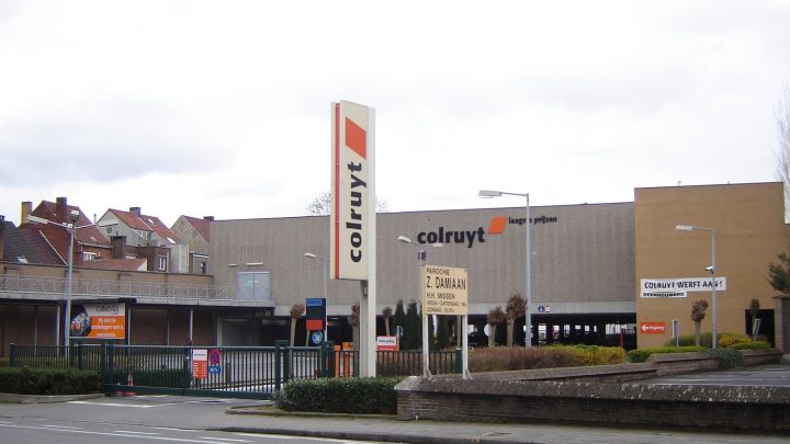 Gevel en parking van een Colruyt-supermarkt in Kortrijk