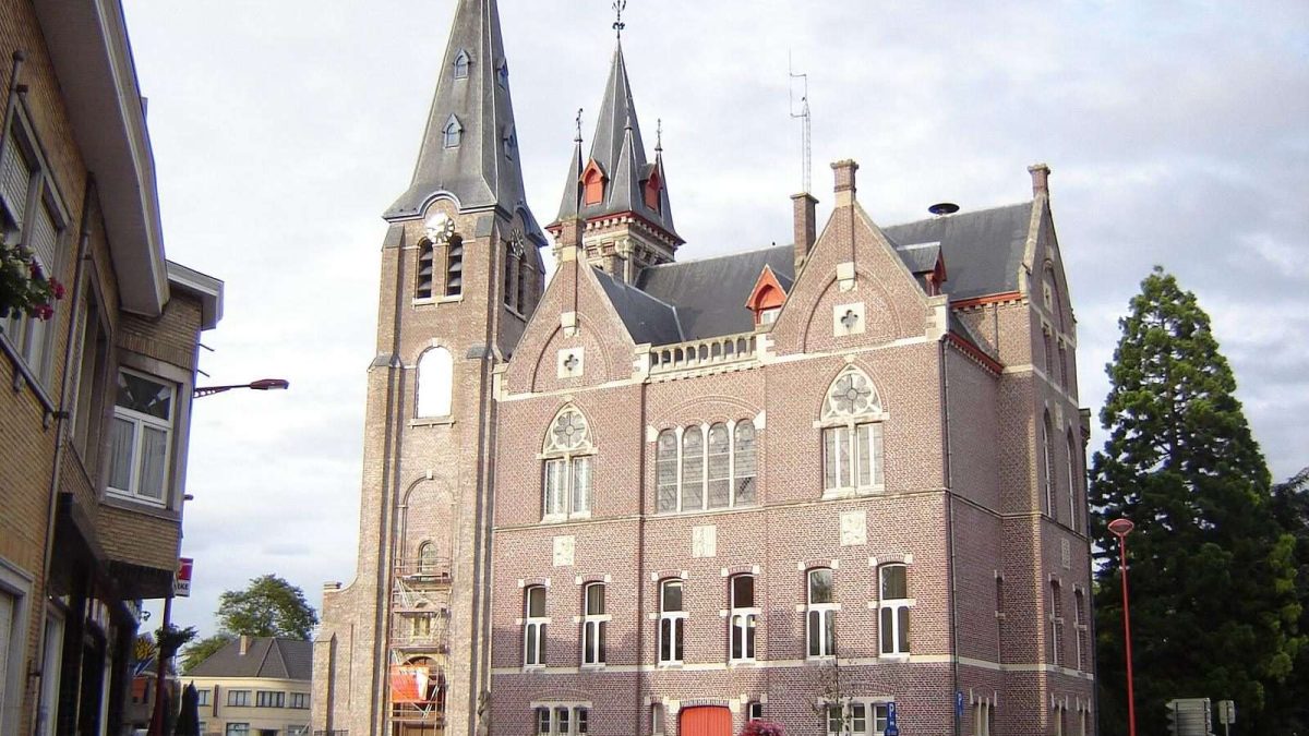 Markt in Ruiselede met het gemeentehuis en de kerktoren; archieffoto van de plaats van de aardbeving