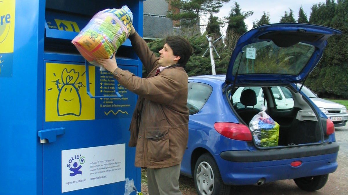 Textielcontainer van Terre, als illustratie bij de veranderde kosten van textielinzameling