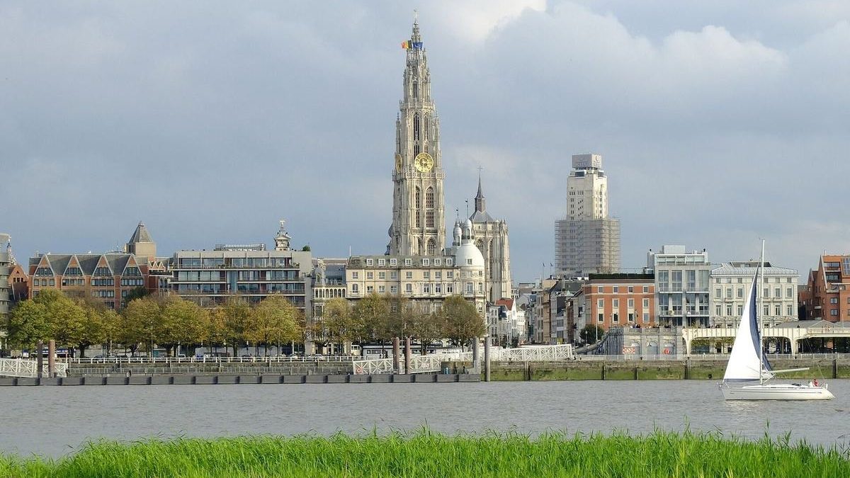 Historisch centrum van Antwerpen gezien vanaf de Schelde
