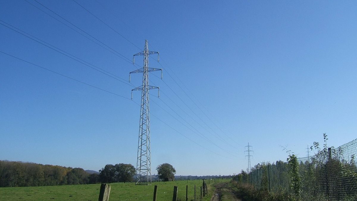 Bestaande hoogspanningsmasten in La Louvière, gefotografeerd in 2007