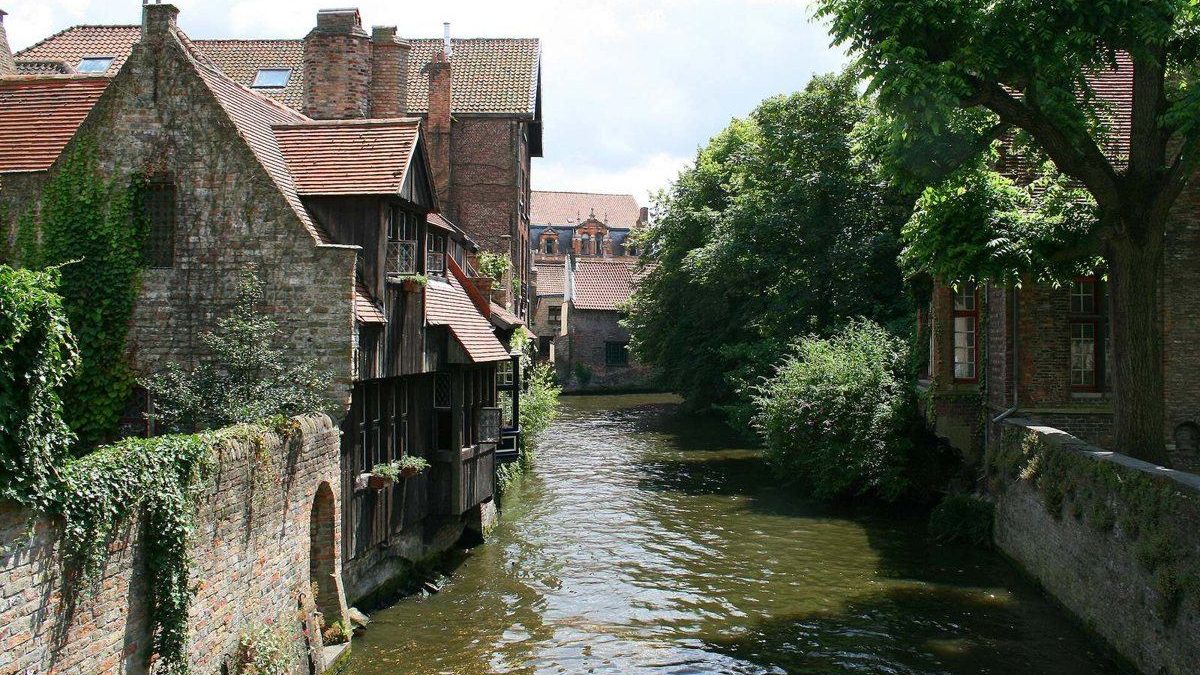 Archieffoto van huizen langs de Dijver in Brugge; niet de woning uit de beslagprocedure