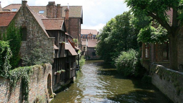 Archieffoto van huizen langs de Dijver in Brugge; niet de woning uit de beslagprocedure