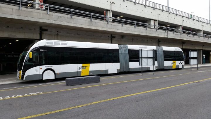 Archieffoto van een Ringtrambus van De Lijn bij Brussels Airport