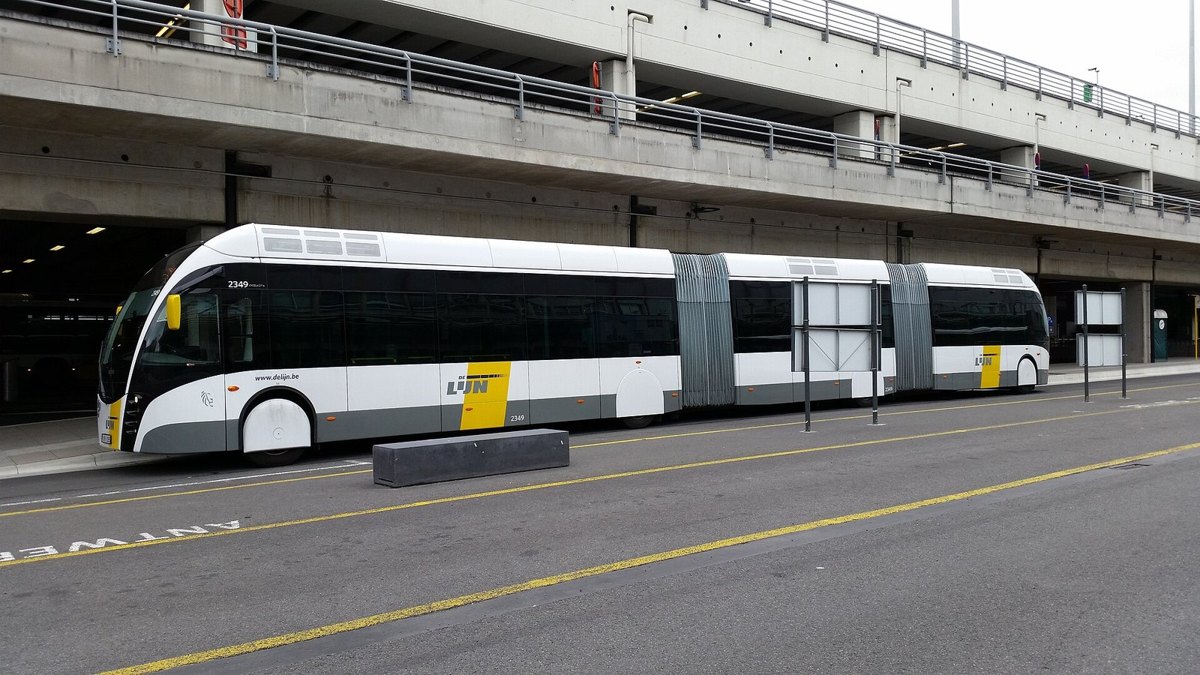 Archieffoto van een Ringtrambus van De Lijn bij Brussels Airport