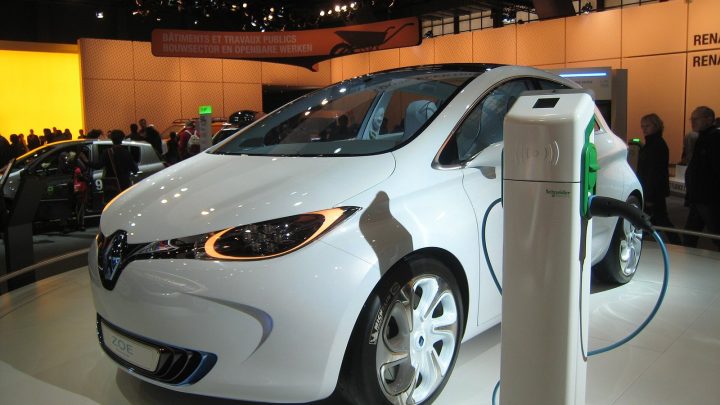 Een Renault ZOE aan een laadpaal