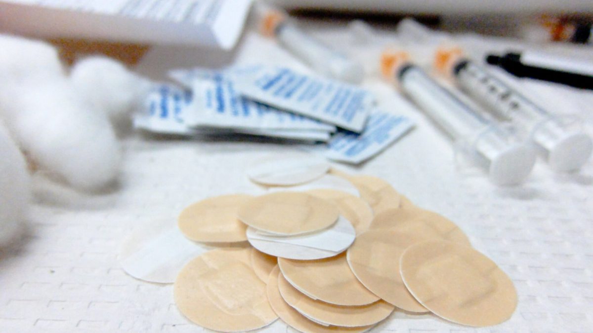 Pleisters en spuiten bij griepvaccinatie; archieffoto uit 2010, geen huidig vaccinproduct