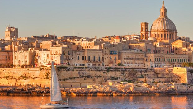 Valletta vanaf het water met een zeilboot, het beeld waarmee HLN op 19 mei 2017 de Malta Files aankondigde