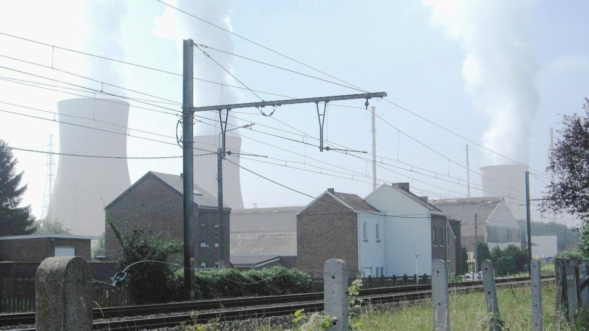 Koeltorens van de kerncentrale Tihange bij Hoei, met woningen en spoorlijn op de voorgrond