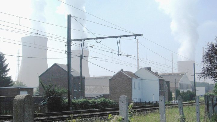 Koeltorens van de kerncentrale Tihange bij Hoei, met woningen en spoorlijn op de voorgrond