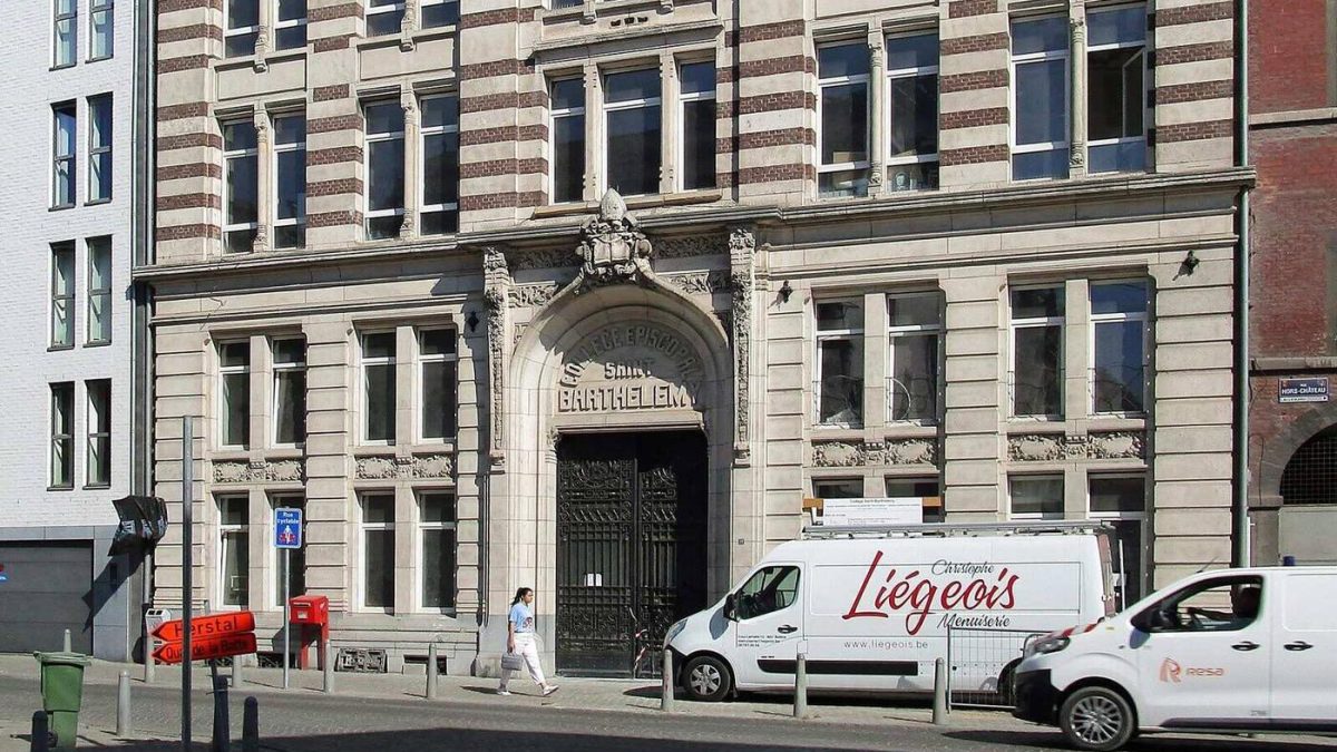 Gevel van het Collège Saint-Barthélemy in de Rue Hors-Château in Luik