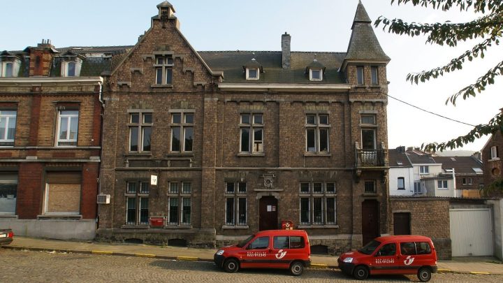 Archieffoto van het postkantoor in Pepinster met twee postwagens; geen beeld van de nieuwe energiedienst
