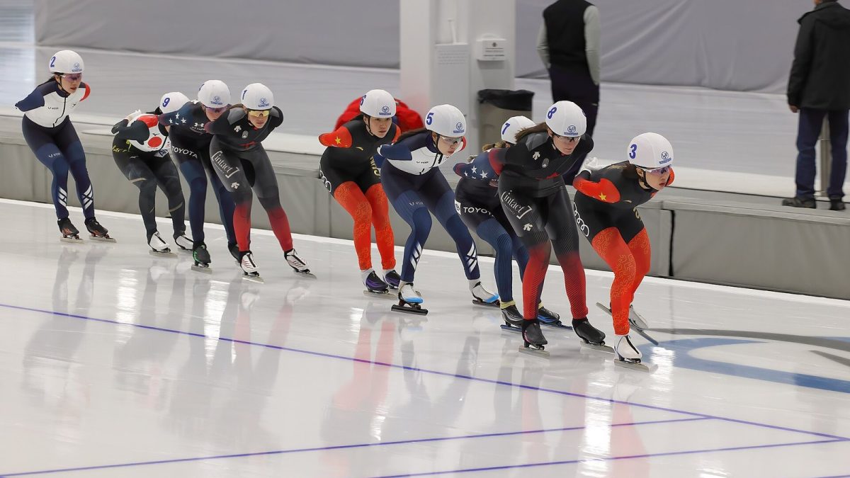 Schaatssters in een massastart op de ISU Four Continents Championships 2022 in Quebec, in een bocht van de ijsbaan