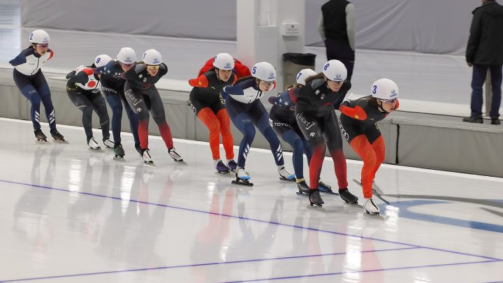 Schaatssters in een massastart op de ISU Four Continents Championships 2022 in Quebec, in een bocht van de ijsbaan