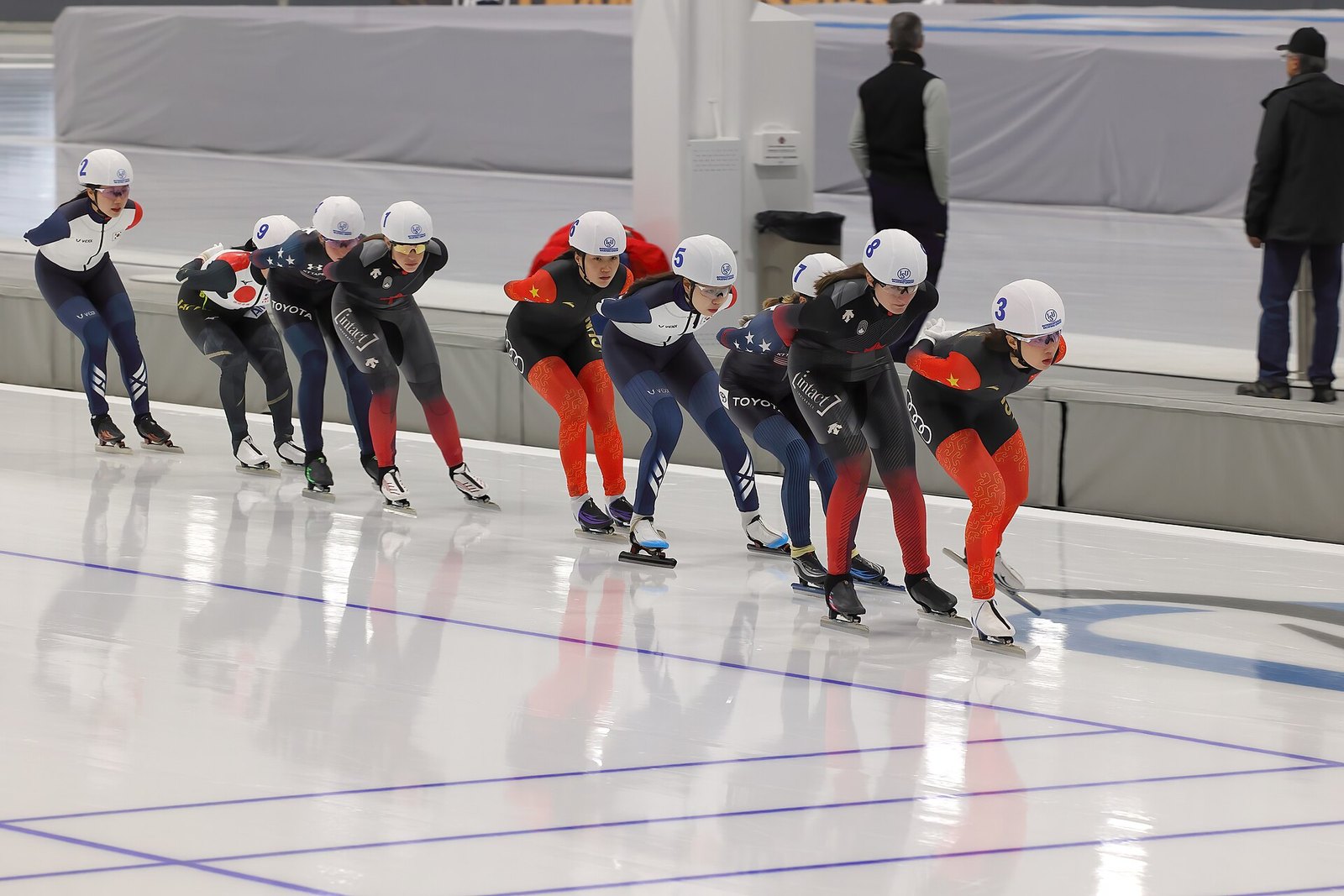 Schaatssters in een massastart op de ISU Four Continents Championships 2022 in Quebec, in een bocht van de ijsbaan