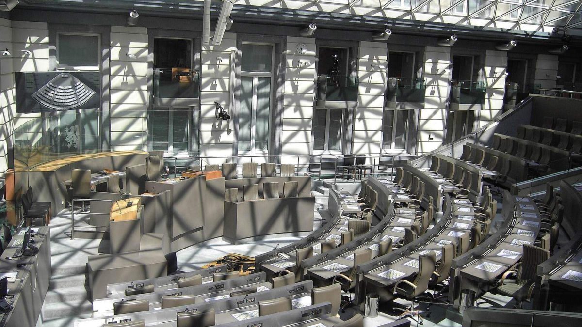 Lege plenaire zaal van het Vlaams Parlement in Brussel