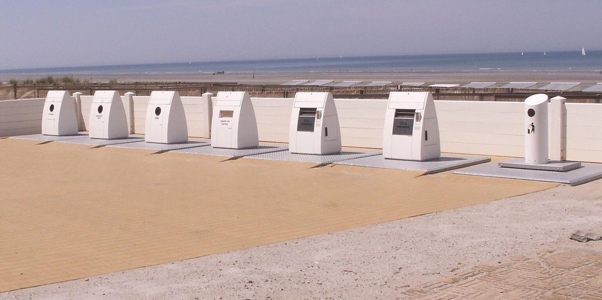 Archiefbeeld van openbare afvalbakken in Koksijde, ter illustratie; niet de nieuwe sensoren in Mol