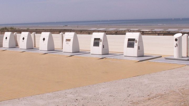 Archiefbeeld van openbare afvalbakken in Koksijde, ter illustratie; niet de nieuwe sensoren in Mol