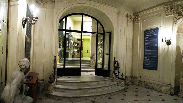 Archieffoto van de historische ingang van het BELvue museum in Brussel
