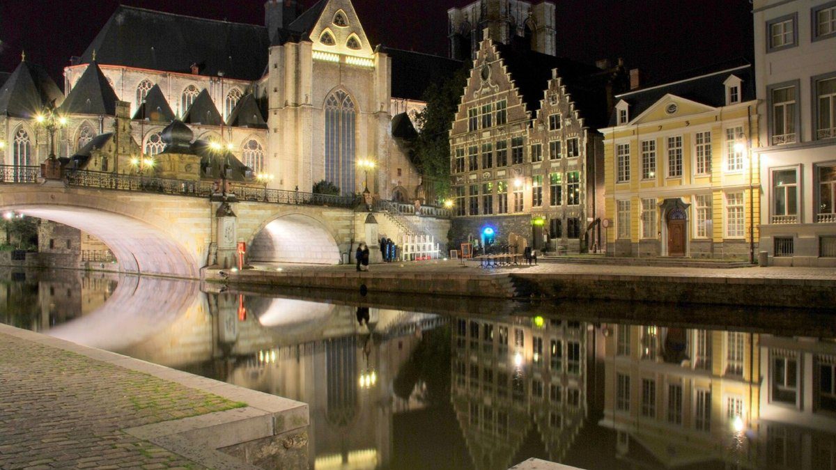 Verlichte Leie in Gent op een archieffoto uit 2007; geen opname van de Nacht van de Duisternis 2026.