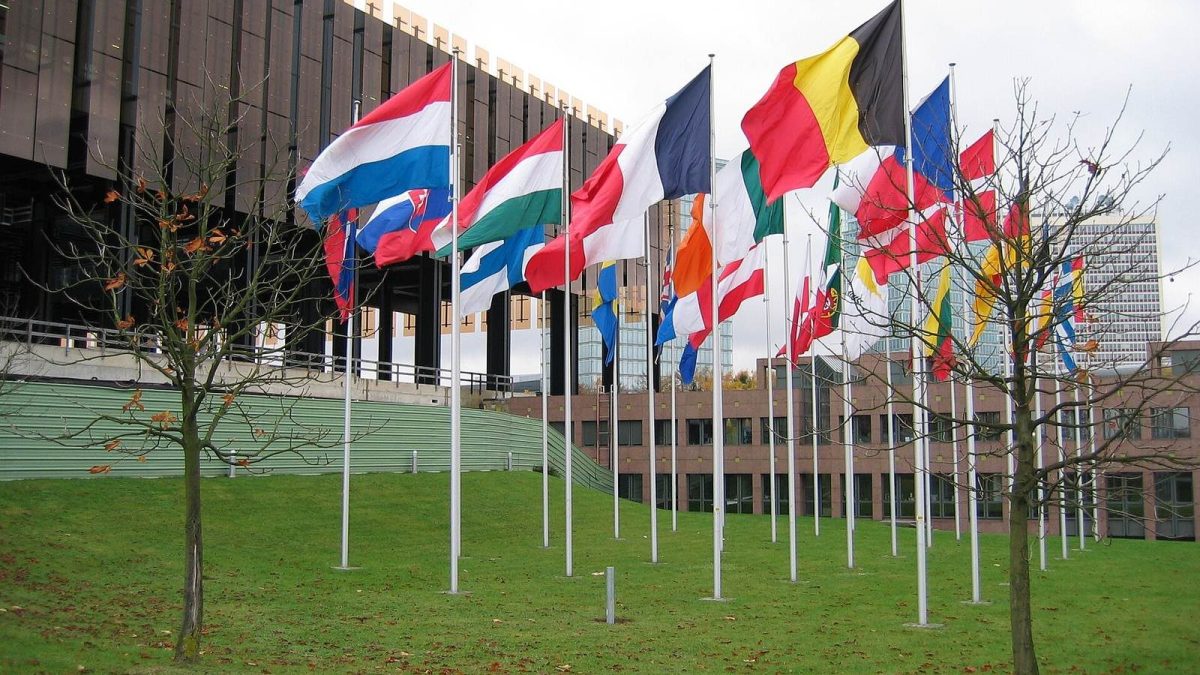 Het Hof van Justitie in Luxemburg met Europese vlaggen, archieffoto uit november 2006