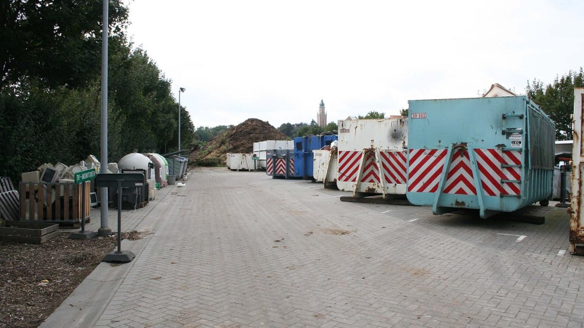 Gescheiden afvalcontainers in het recyclagepark van Bierbeek