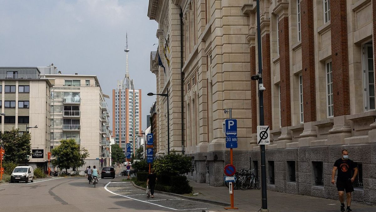 Sociale hoogbouw van Sint-Maartensdal gezien vanuit de Rijschoolstraat in Leuven, archiefbeeld