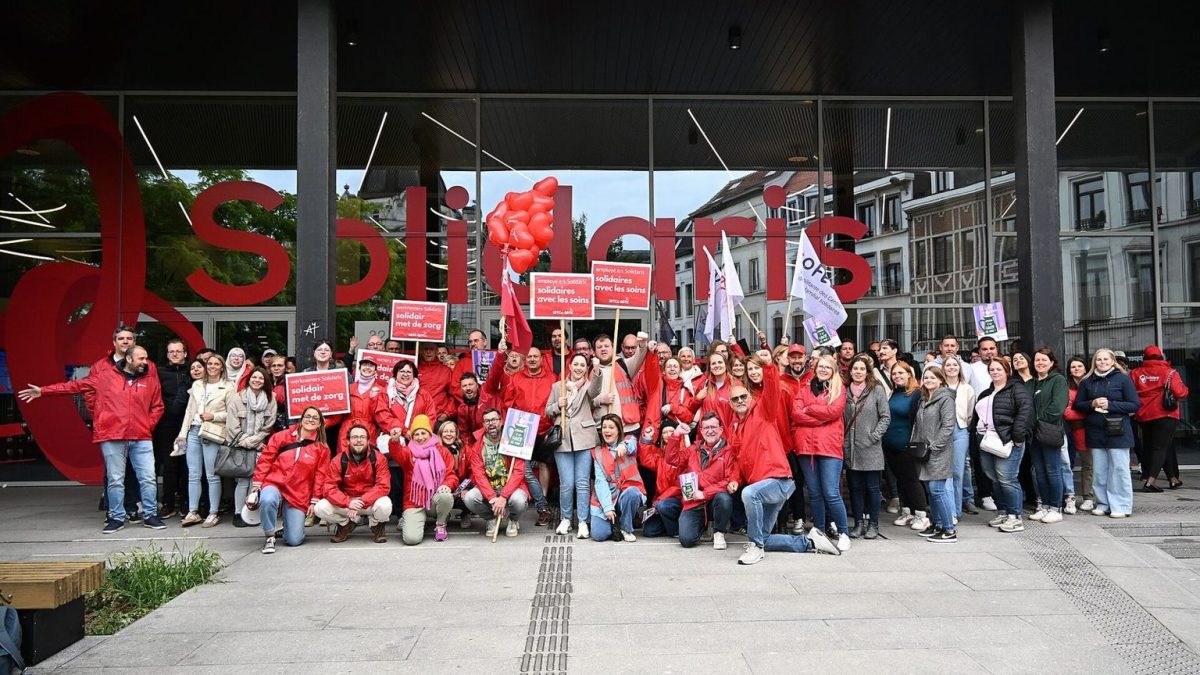 Archiefbeeld: Solidaris-medewerkers en vakbondsleden bij een betoging in Brussel op 22 mei 2025