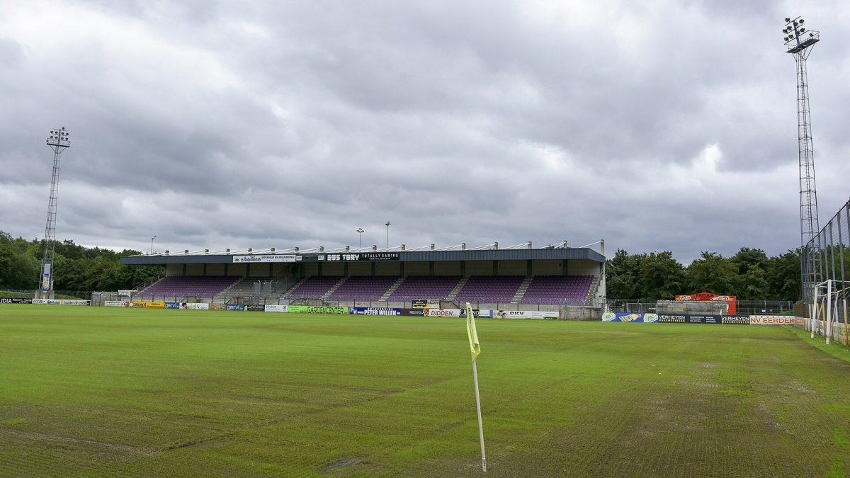 Hoofdtribune en veld van het stadion van Patro Eisden in Maasmechelen