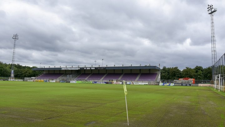 Hoofdtribune en veld van het stadion van Patro Eisden in Maasmechelen