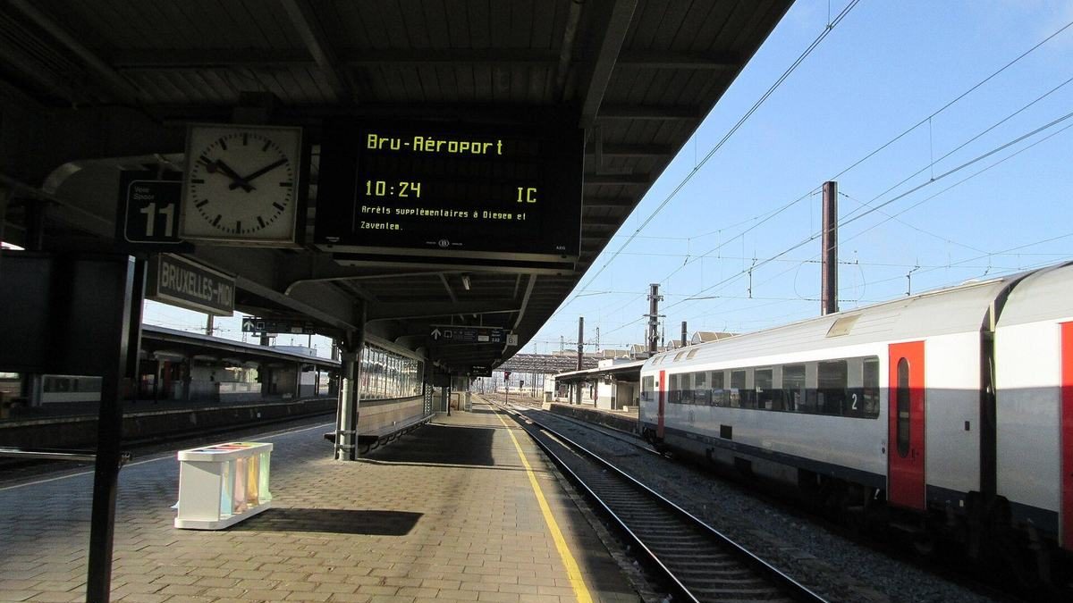 Perron met NMBS-trein in station Brussel-Zuid