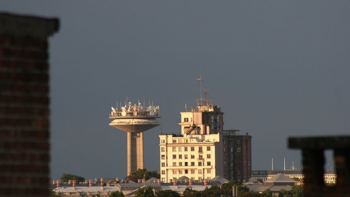 De Reyerstoren van VRT en RTBF boven de daken van Brussel