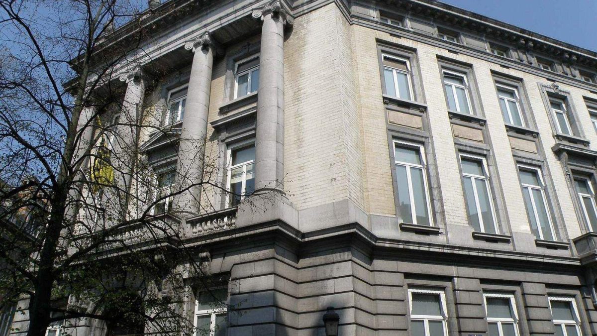 Gevel van het Vlaams Parlement aan de Hertogsstraat in Brussel met de zuilengalerij op de hoek
