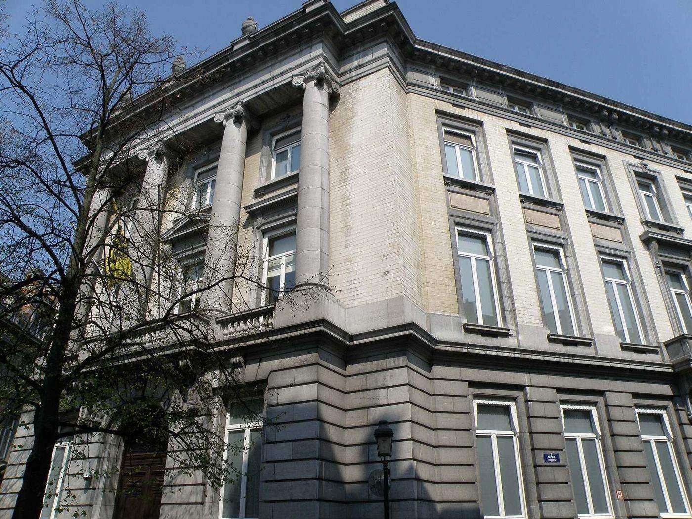 Gevel van het Vlaams Parlement aan de Hertogsstraat in Brussel met de zuilengalerij op de hoek