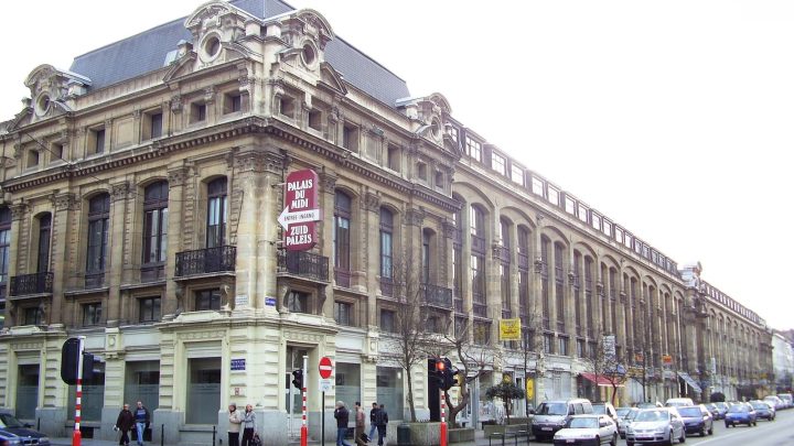 Gevel van het Zuidpaleis aan de Maurice Lemonnierlaan in Brussel, een eclectisch gebouw in blauwe en witte steen